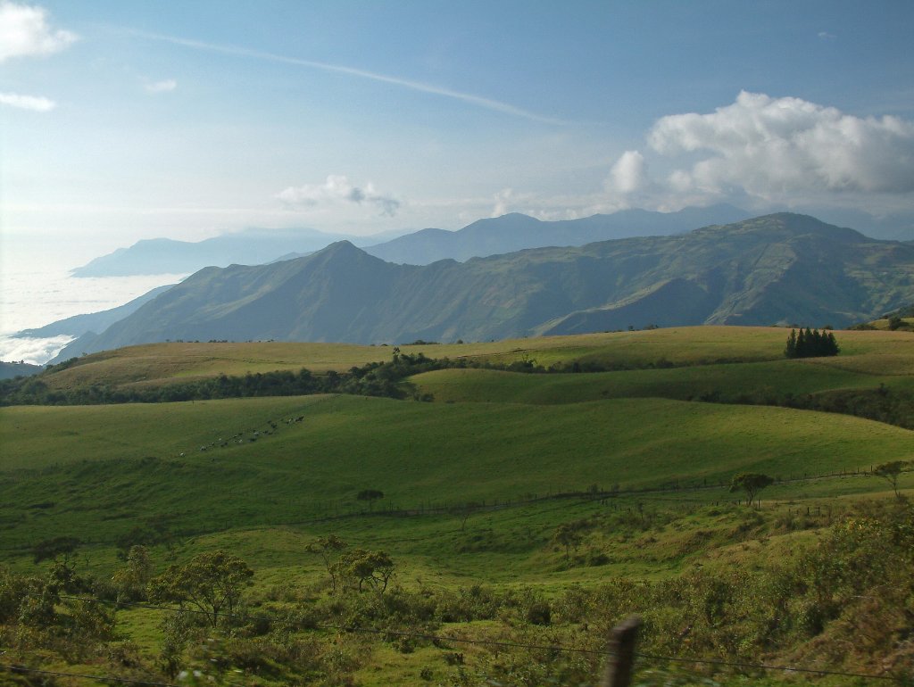 01-We drive along the edge of the Andes, the clouds hang low over the coastal plain.jpg - We drive along the edge of the Andes, the clouds hang low over the coastal plain